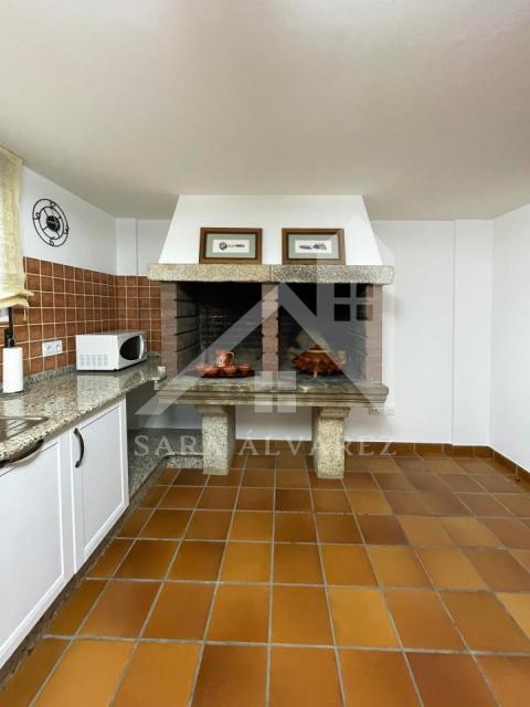 DETALLE COCINA PLANTA BAJA CON EL ASADOR DE LEÑA