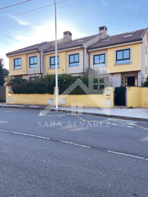 SE VENDE CHALET ADOSADO EN UNA URBANIZACIÓN CON PISCINA Y PISTA DE PADEL A 5 MINUTOS CAMINANDO AL CENTRO DE PONTEVEDRA