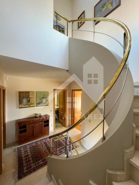 Escaleras entre 1º y 2º planta