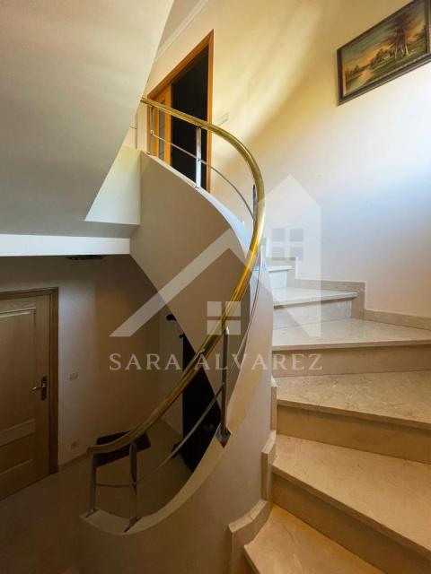 Escaleras entre planta baja y 1º planta