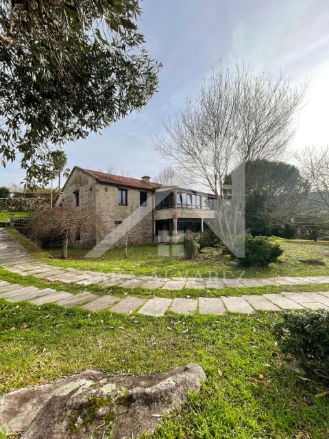 SE VENDE IMPRESIONANTE CASA O CHALET DE CINCO HABITACIONES  CON PISCINA  EN SOUTOMAIOR PRÓXIMO A VIGO Y  PONTEVEDRA