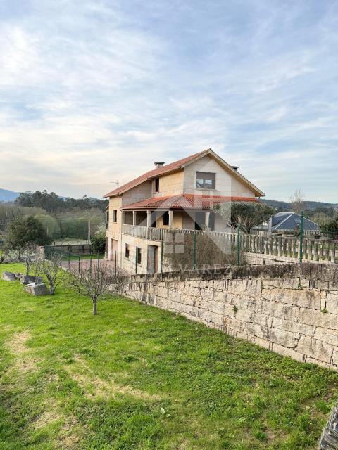 SE VENDE  IMPRESIONANTE CASA DE PIEDRA EN MOURENTE ZONA DEL LICEO CASINO MERCANTIL PRÓXIMA A LA CIUDAD DE PONTEVEDRA