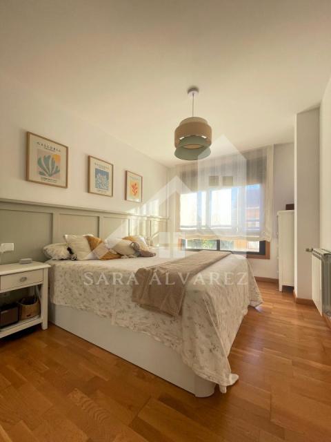 SE VENDE LUMINOSO PISO DE DISEÑO DE UNA HABITACIÓN AMUEBLADO PRÓXIMO AL CENTRO EN PONTEVEDRA