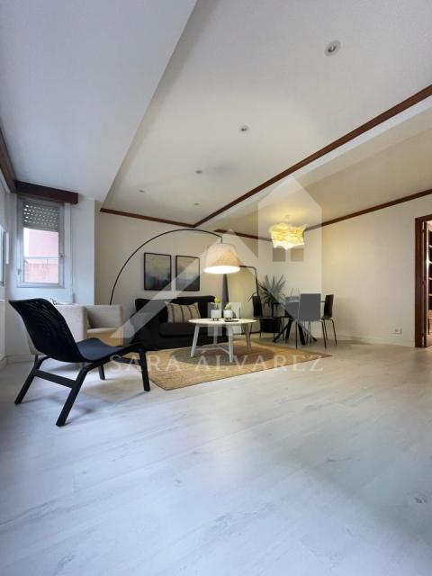 SE ALQUILA PISO LUMINOSO EN PLENO CENTRO DE LA CIUDAD, EN LA CALLE ANDRES MURUAIS, PRÓXIMO A LA IGLESIA DE LA PEREGRINA.