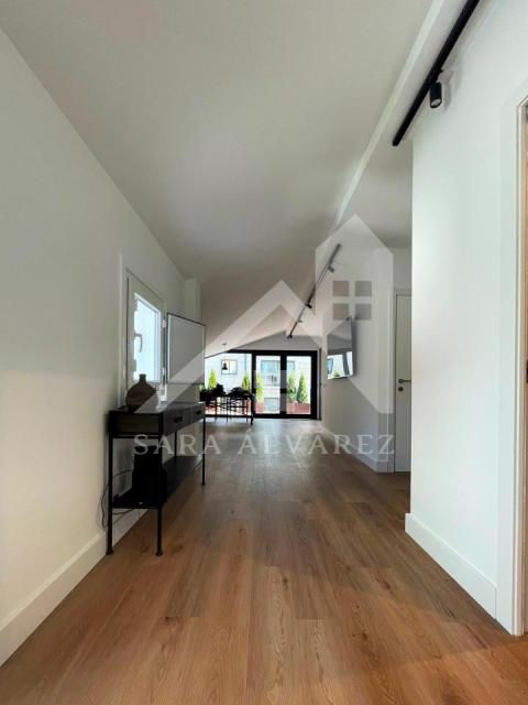 DETALLE HALL ABIERTO AL SALÓN Y ZONA DE NOCHE