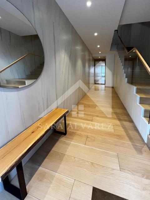 SE VENDE PISO DE 160 METROS CUADRADOS  PARA REFORMAR DE 4 HABITACIONES EN ANDRES MELLADO PRÓXIMO A LA PEREGRINA