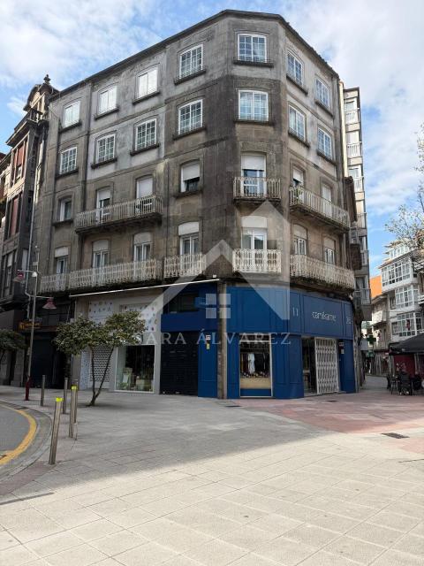 SE VENDE  LUMINOSO PISO DE 4 HABITACIONES  EN CALLE GARCIA CAMBA EN PLENO CENTRO DE LA CIUDAD