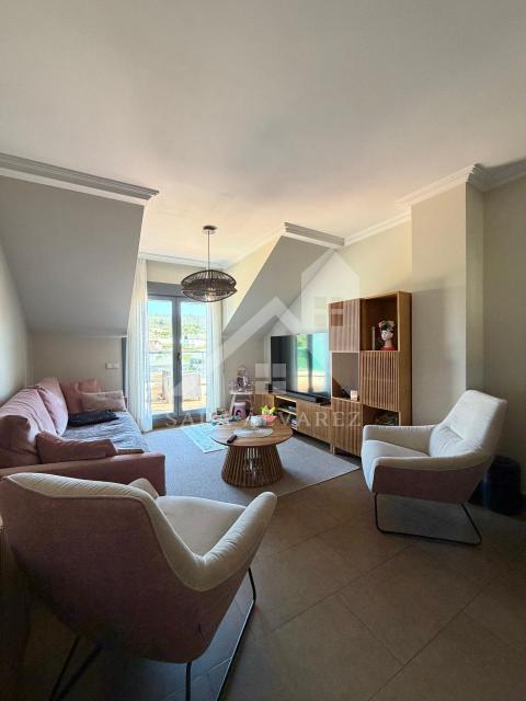 SE VENDE LUMINOSO PISO CON  AMPLIA TERRAZA  DE DOS HABITACIONES PRÓXIMO A LA PLAYA DE SILGAR EN SANXENXO
