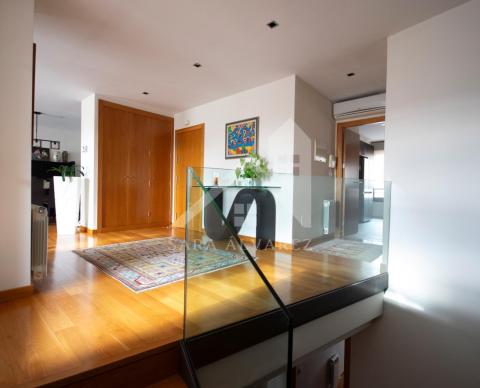 SE VENDE ESTUPENDO DUPLEX LUMINOSO  DE 4 HABITACIONES CON TERRAZA EN ZONA CAMPOLONGO MUY PRÓXIMO AL CENTRO DE PONTEVEDRA