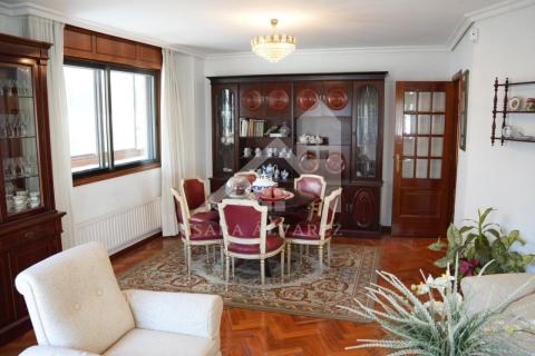 SE VENDE PISO TOTALMENTE EXTERIOR Y LUMINOSO DE 4 HABITACIONES PRÓXIMO A LA PLAZA ELIPTICA EN LA CIUDAD DE VIGO
